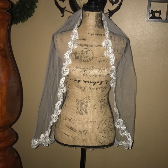 New Beautiful fingertip length veil lace edged